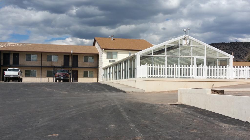 Aquarius Inn Bicknell Exterior photo